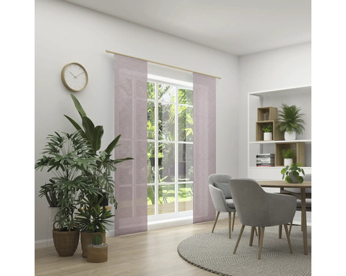 Jídelna s okenními panely, jídelním stolem a pokojovými rostlinami pro světlou a příjemnou atmosféru.