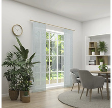 Světlá místnost s oknem, závěsy, jídelním stolem a pokojovými rostlinami