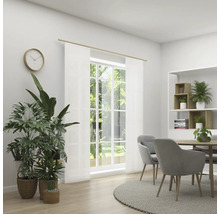 Světlá jídelna se stolem, židlemi, rostlinami, hodinami a průhlednými závěsy