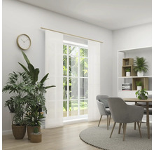 Světlá jídelna s jídelním stolem, židlemi, rostlinami, regálem a oknem se závěsy