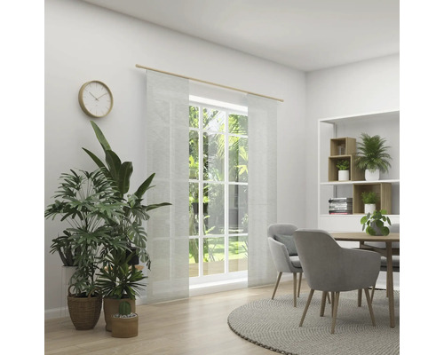 Světlá jídelna se stolem, židlemi, závěsy a pokojovými rostlinami