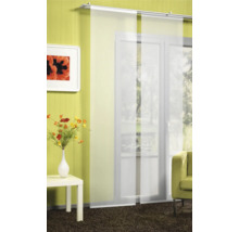 Dekorativní obytné prostředí s posuvnými závěsy, stolem a pohovkou