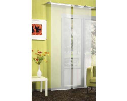 Dekorativní obytné prostředí s posuvnými závěsy, stolem a pohovkou