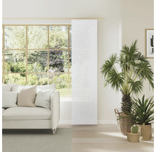 Světlý obývací pokoj s pohovkou, pokojovými rostlinami a posuvným závěsem v okně