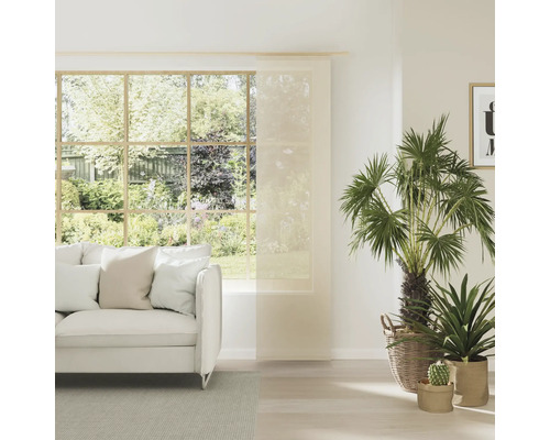 Světlý obývací pokoj s posuvným závěsem, pohovkou a rostlinami