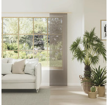 Světlý obývací pokoj s oknem, pohovkou a posuvným závěsem pro dekoraci a soukromí.