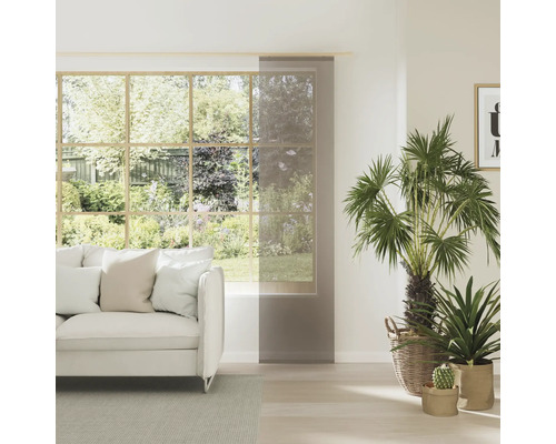 Světlý obývací pokoj s oknem, pohovkou a posuvným závěsem pro dekoraci a soukromí.