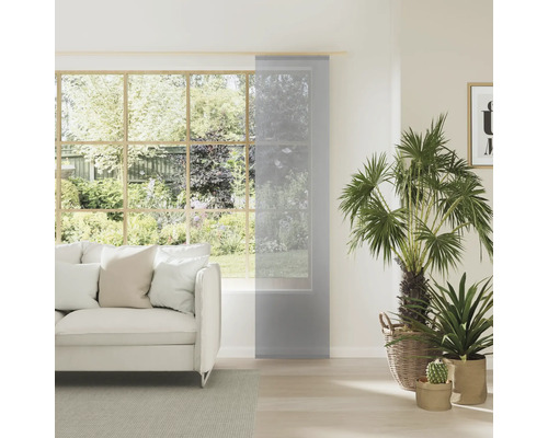 Obývací pokoj s posuvným závěsem před oknem, pohovkou a rostlinami