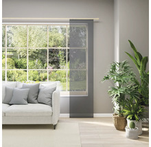 Obývací pokoj s oknem, pohovkou a posuvným panelem pro soukromí