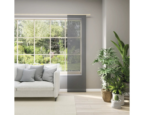 Obývací pokoj s oknem, pohovkou a posuvným panelem pro soukromí