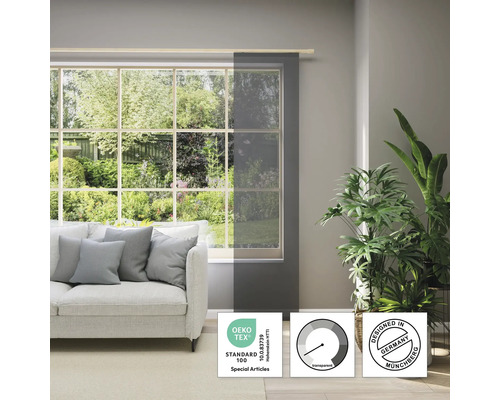 Obývací pokoj s oknem, pohovkou a průhledným posuvným závěsem s pečetí Öko-Tex Standard 100 a pečetí Design from Germany