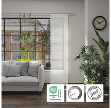 Obývací pokoj s pohovkou a průhledným panelovým závěsem s pečetí Öko-Tex Standard 100, symbolem průhlednosti a pečetí Designed in Germany.