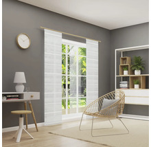 Světlá místnost se stolem, židlí, regálem a průhlednými závěsy v okně