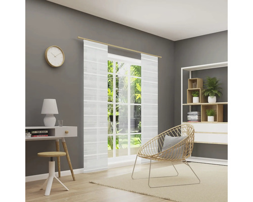 Světlá místnost se stolem, židlí, regálem a průhlednými závěsy v okně