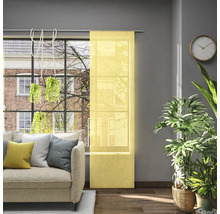 Obývací pokoj s posuvným závěsem v okně, pohovkou, pokojovými rostlinami a nástěnnými hodinami