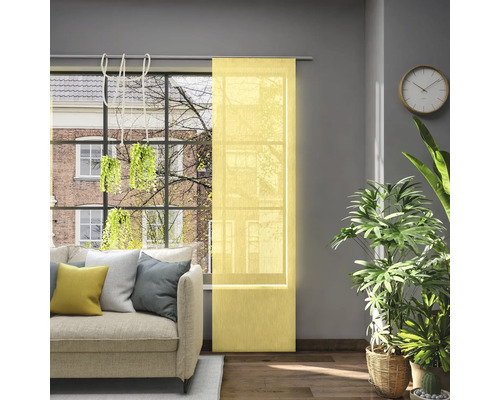 Obývací pokoj s posuvným závěsem v okně, pohovkou, pokojovými rostlinami a nástěnnými hodinami