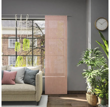 Obývací pokoj s posuvným závěsem v okně, pohovkou a pokojovými rostlinami