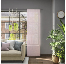 Obývací pokoj s posuvným závěsem v okně, pohovkou, pokojovými rostlinami a hodinami na zdi