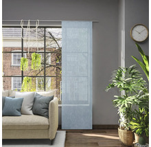 Obývací pokoj s posuvným závěsem v okně, pohovkou a pokojovými rostlinami