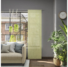 Obývací pokoj s okenní dekorací a textilními panely