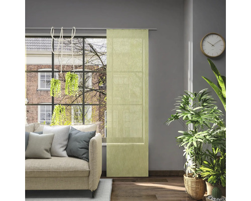 Obývací pokoj s okenní dekorací a textilními panely