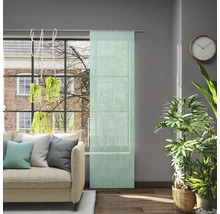 Obývací pokoj s pohovkou, pokojovými rostlinami, hodinami a posuvným závěsem