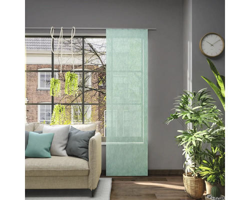 Obývací pokoj s pohovkou, pokojovými rostlinami, hodinami a posuvným závěsem