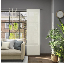 Obývací pokoj s posuvným závěsem v okně, pohovkou a pokojovými rostlinami pro světlou a přátelskou atmosféru.