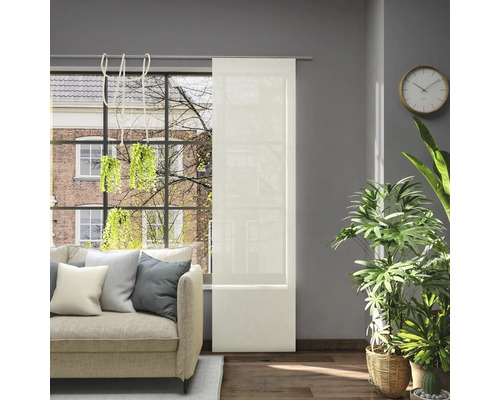 Obývací pokoj s posuvným závěsem v okně, pohovkou a pokojovými rostlinami pro světlou a přátelskou atmosféru.