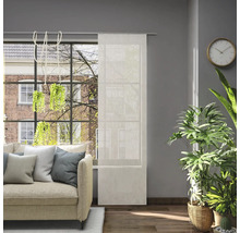 Obývací pokoj s okenní dekorací, pohovkou a pokojovými rostlinami