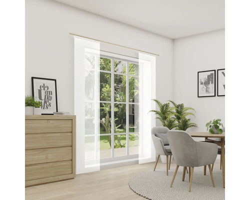 Světlá místnost s jídelním stolem, židlemi a okny s průhlednými závěsy