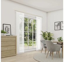 Obývací pokoj s komodou, jídelním stolem a průhlednými posuvnými závěsy před oknem