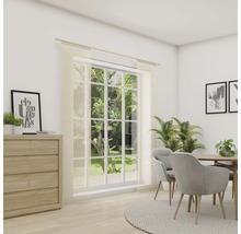 Světlá místnost s komodou, okno se záclonou, jídelní stůl a židle