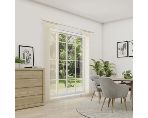 Světlá místnost s komodou, okno se záclonou, jídelní stůl a židle