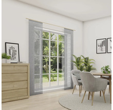 Jídelna s jídelním stolem, židlemi, komodou a oknem se závěsy