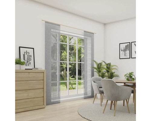 Jídelna s jídelním stolem, židlemi, komodou a oknem se závěsy