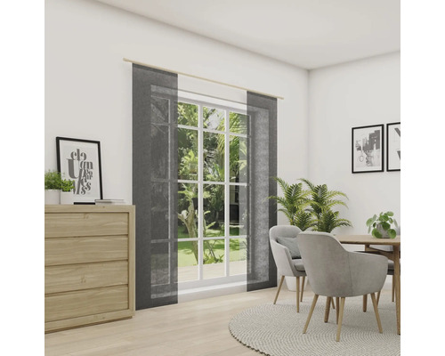 Jídelna s posuvnými závěsy, jídelním stolem a komodou