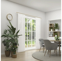 Světlá jídelna s jídelním stolem, židlemi, rostlinami, hodinami a regálem