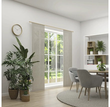 Světlá jídelna s jídelním stolem, židlemi, rostlinami a denními závěsy