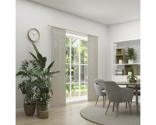 Světlá jídelna s jídelním stolem, židlemi, rostlinami a denními závěsy