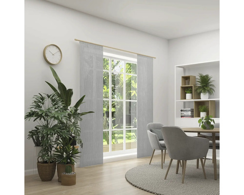 Světlá jídelna s oknem, posuvnými závěsy, jídelním stolem a pokojovými rostlinami