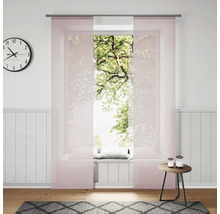 Obývací pokoj s posuvným závěsem před oknem