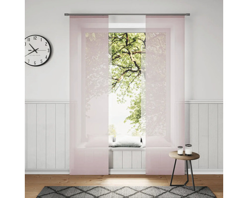 Obývací pokoj s posuvným závěsem před oknem