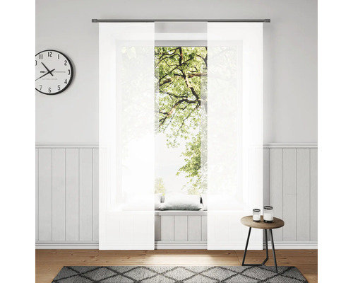 Světlý obývací pokoj s posuvným závěsem, hodinami a odkládacím stolkem