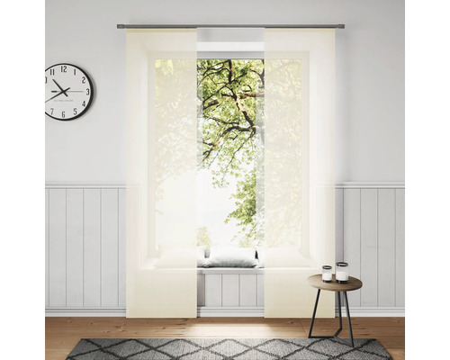 Obývací pokoj s posuvným závěsem, hodinami, kobercem a příručním stolkem