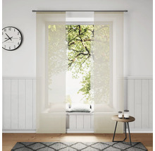 Světlá místnost s posuvnými závěsy, hodinami a kobercem