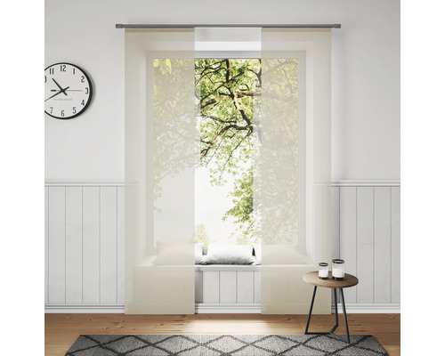 Světlá místnost s posuvnými závěsy, hodinami a kobercem