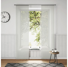 Světlá místnost s posuvnými závěsy, hodinami a dekorací