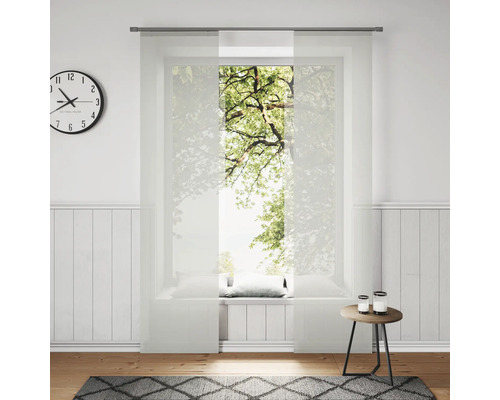 Světlá místnost s posuvnými závěsy, hodinami a dekorací