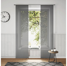 Obývací pokoj s posuvnými závěsy v okně, hodiny a koberec